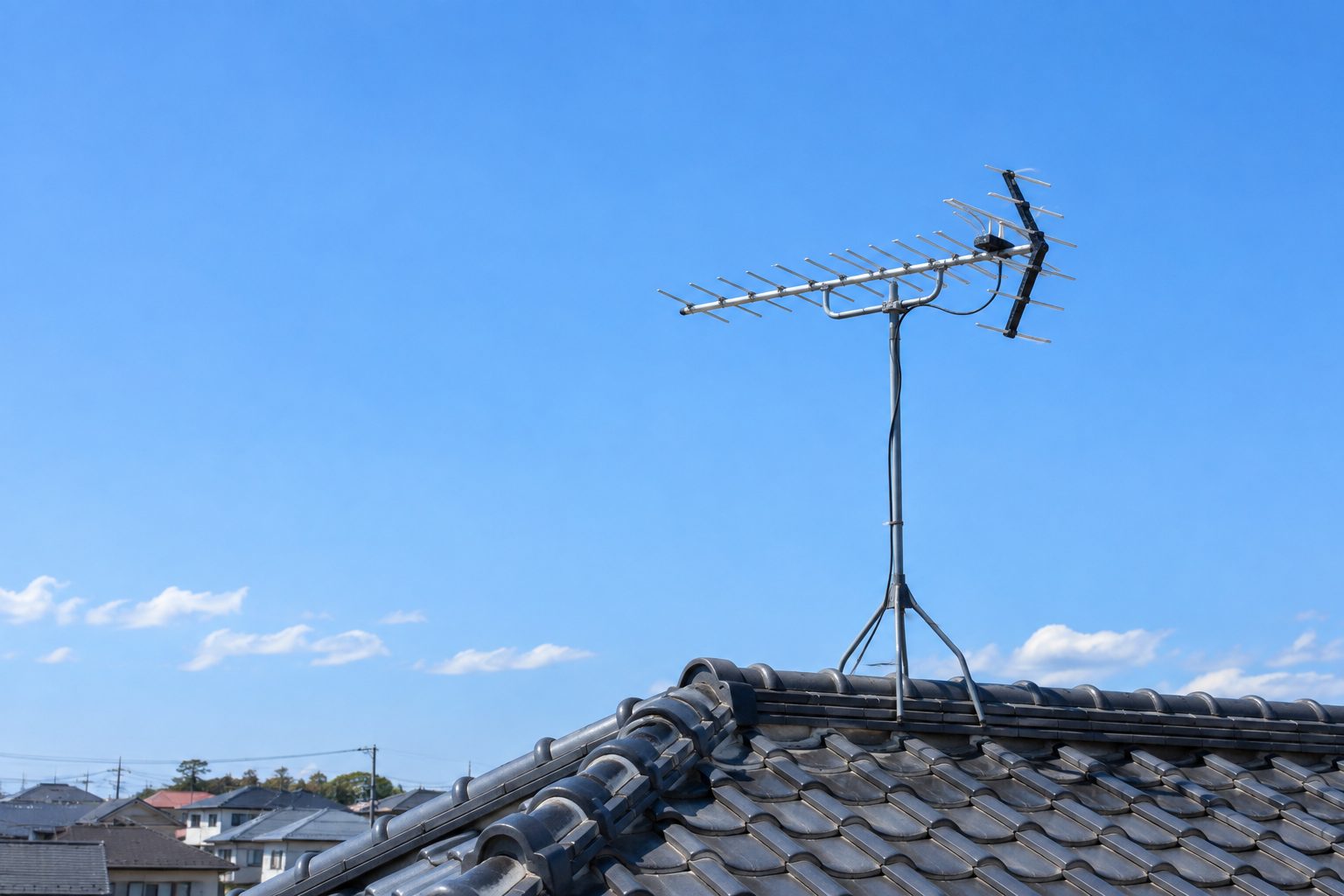 青空と屋根の八木式アンテナ